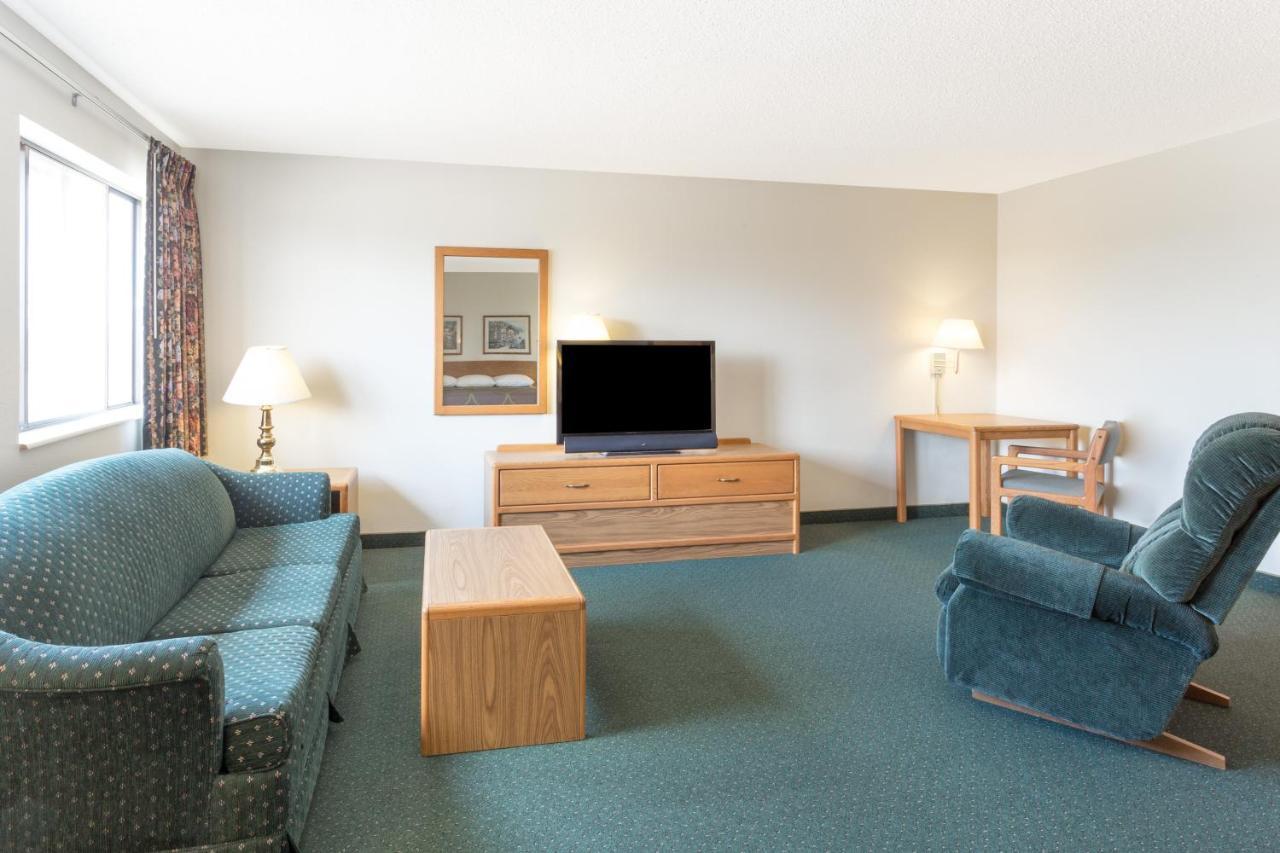 Super 8 By Wyndham Dewitt Hotel Exterior photo